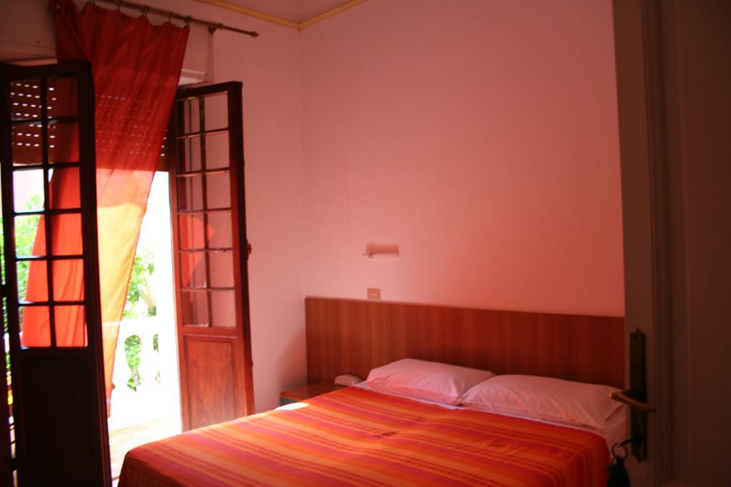 Hotel Al Sogno Алассио Экстерьер фото